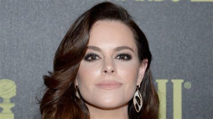 Emily Hampshire's Net Worth: Complete Breakdown