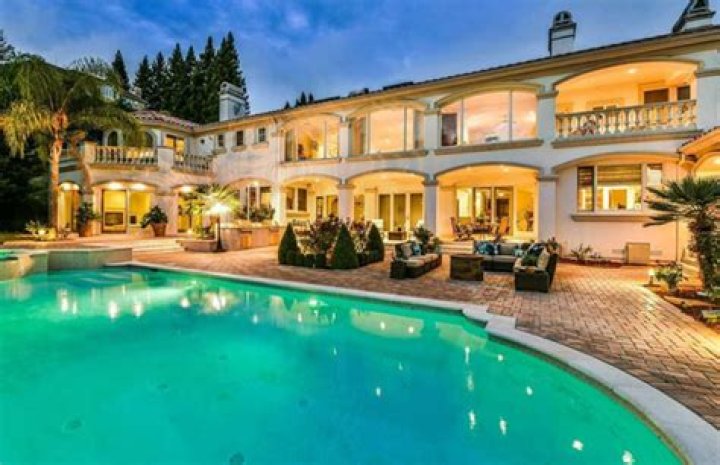 Insights into the Life and Abode of Larry Allen: The NFL Legend's Home and Legacy