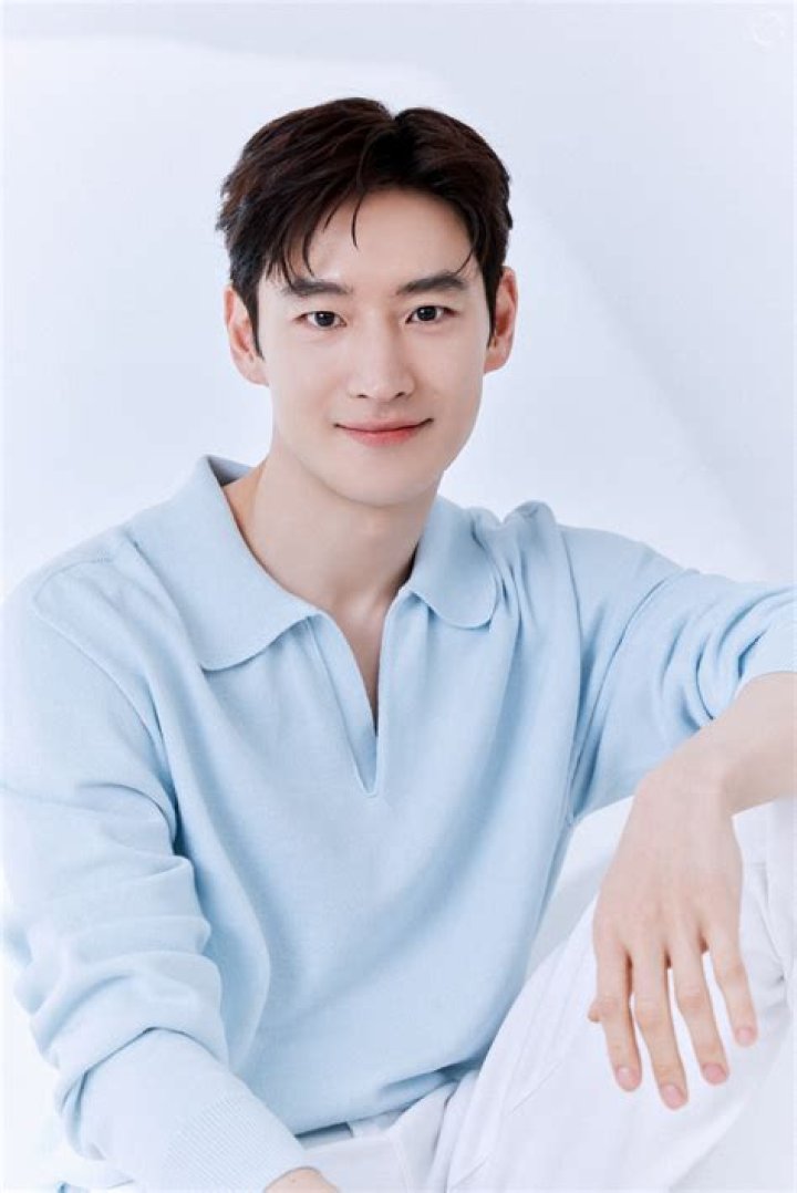 Lee Je Hoon: The Korean Heartthrob's Career and Personal Life