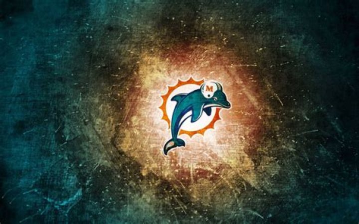 Unleashing the Spirit of the Game with Miami Dolphins Wallpaper
