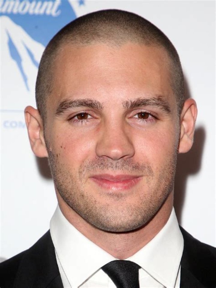 R McQueen: The Life and Legacy of a Fashion Icon