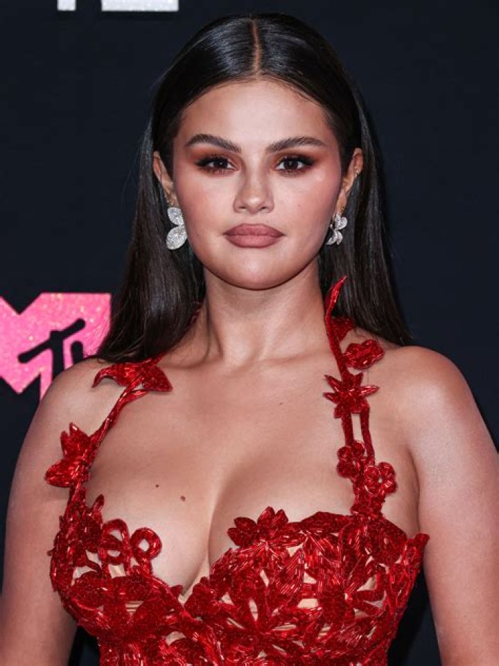 Selena Gomez Boob's: A Comprehensive Look at the Icon's Body Confidence and Style